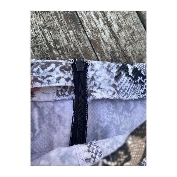 Snakeskin Print Mini Skirt Zip Hemline Stretch - Picture 4 of 10